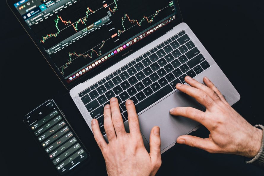 stock-graph-on-laptop