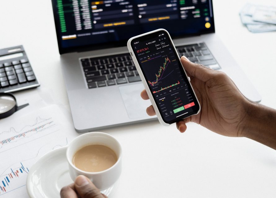 phone-showing-stocks