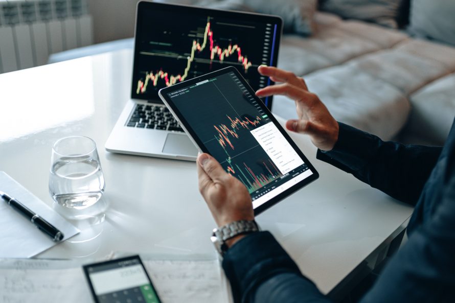 stock-graph-on-laptop