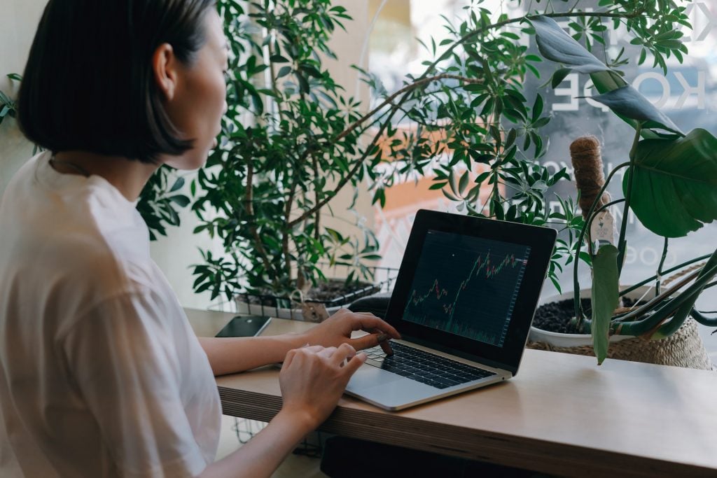 woman on laptop investing with dividend stocks